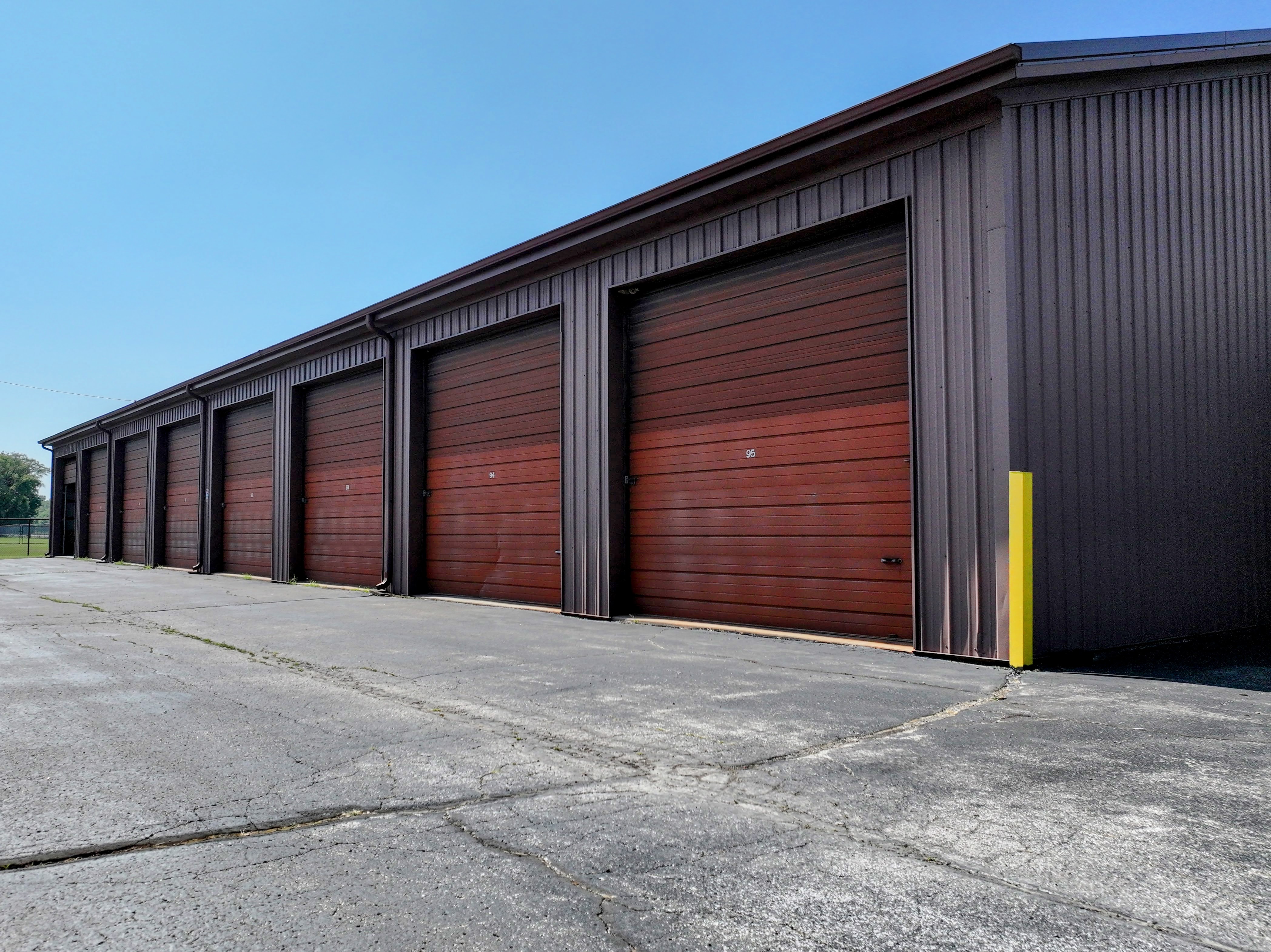 Sodus storage units with clean loading areas and easy trailer maneuvering